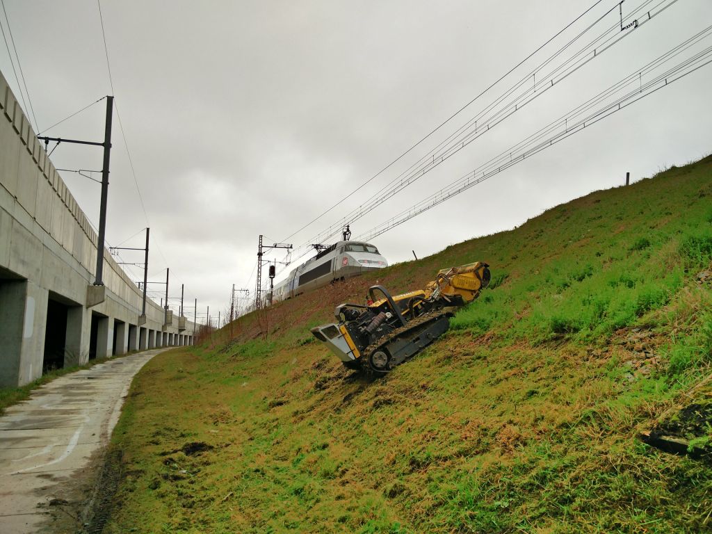 Broyeur radiocommandé SERPE TGV.jpg