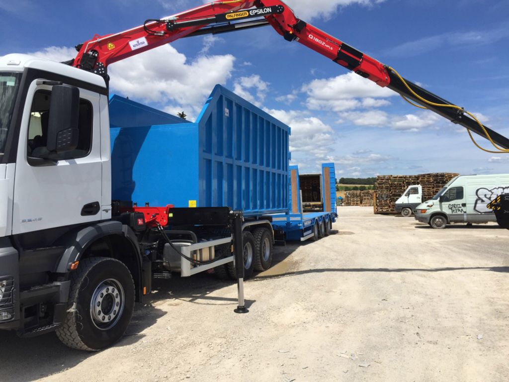 Camion avec grue avec caisson.jpg